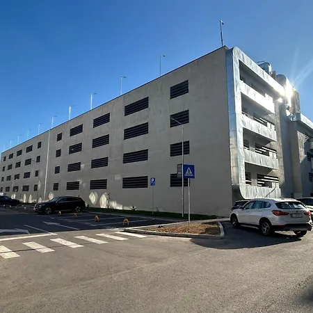 Ivory Residence Studio Deluxe - Free Parking & Self Check-In-3